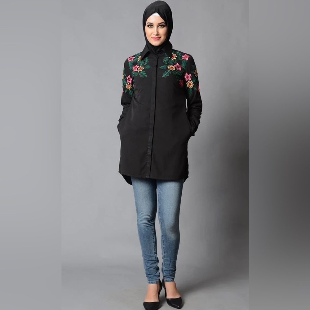 Womens embroidered black tunic Top size M East Essence.